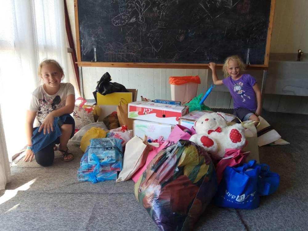 Niños israelíes del Golán haciendo paquetes para los nuevos vecinos (foto: Naomi Dolev, Moshav Yonatan)