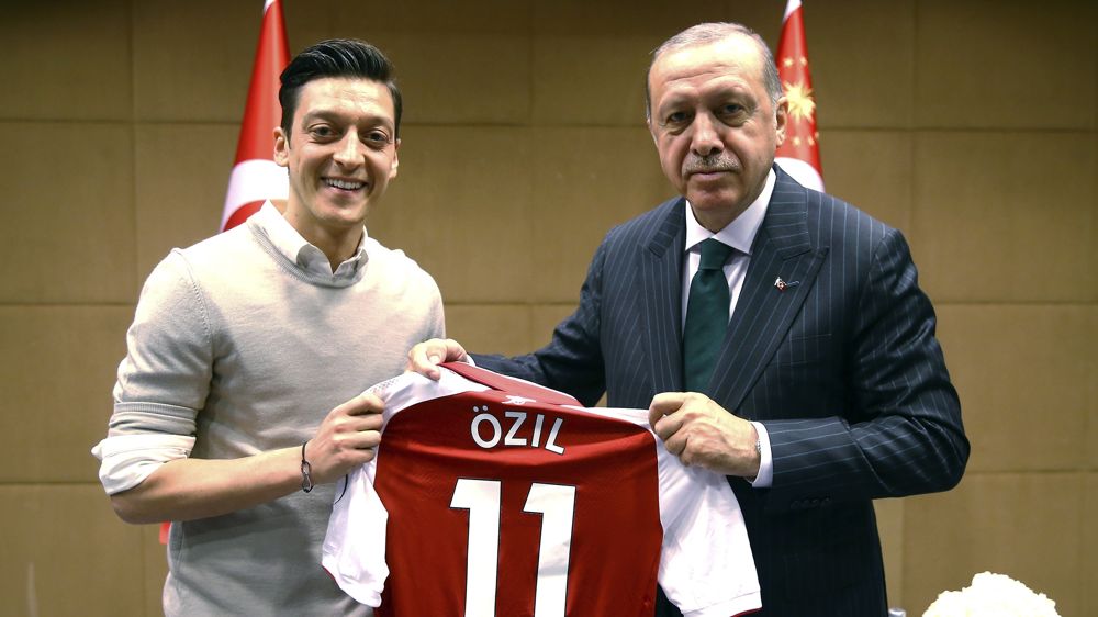 Mesut Ozil se retiró de selección de Alemania en medio de escándalo por foto con Erdogan