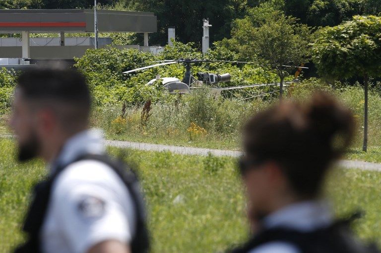 Esta foto tomada el 1 de julio de 2018 en Gonesse, al norte de París, muestra un helicóptero francés Alouette II abandonado por el ladrón armado francés Redoine Faid después de su fuga de la prisión en Reau. (AFP / GEOFFROY VAN DER HASSELT)