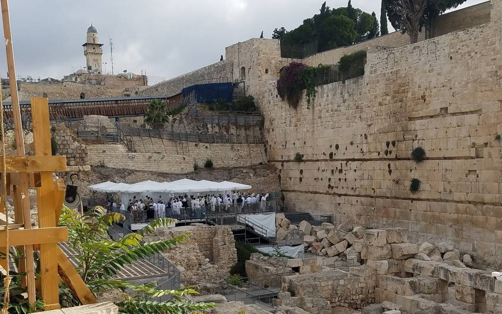 La oración ortodoxa en la plataforma de oración plural del Arco de Robinson en el Muro Occidental, 13 de julio de 2018. (Eric Woodward)