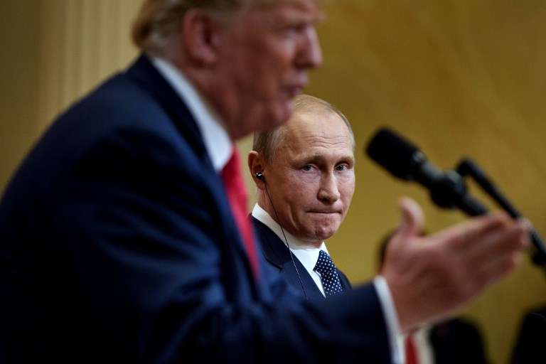 El presidente de Rusia, Vladimir Putin, escucha mientras el presidente de Estados Unidos, Donald Trump, habla durante una conferencia de prensa en el Palacio Presidencial de Finlandia, el 16 de julio de 2018 en Helsinki, Finlandia. (AFP PHOTO / Brendan Smialowski)