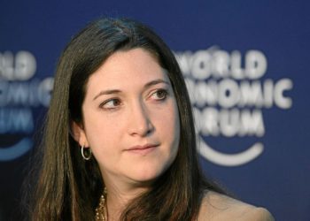 Randi Zuckerberg habla sobre el uso de los negadores del Holocausto de Facebook