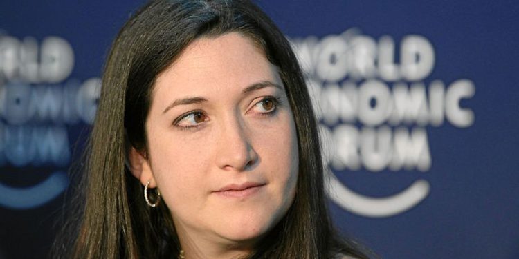 Randi Zuckerberg habla sobre el uso de los negadores del Holocausto de Facebook