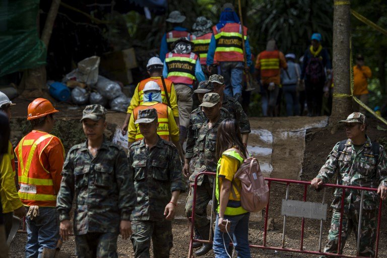 Los soldados y voluntarios tailandeses son vistos en la entrada de la cueva Tham Luang en la provincia de Chiang Rai el 5 de julio de 2018. (AFP PHOTO / YE AUNG THU)