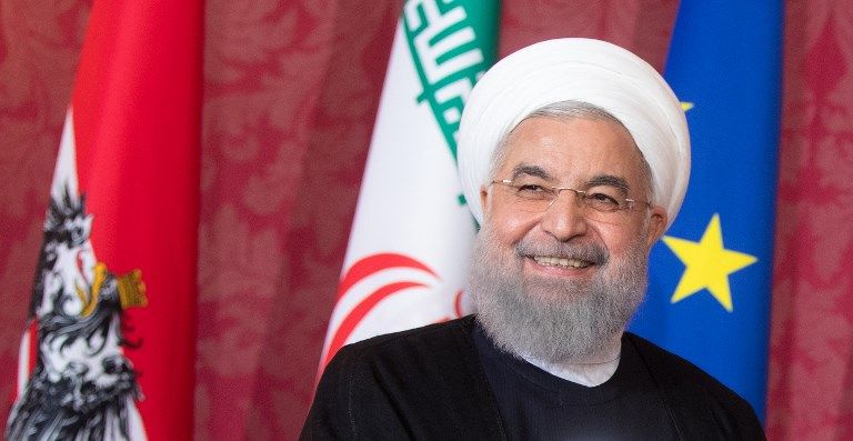 El presidente iraní, Hassan Rouhani, escucha durante una conferencia de prensa conjunta con el presidente de Austria, tras las conversaciones del 4 de julio de 2018 en el Palacio de Hofburg en Viena. (AFP PHOTO / APA / GEORG HOCHMUTH)