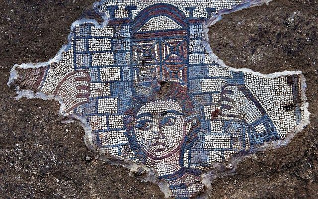 Detalle del mosaico del siglo V de la sinagoga de Huqoq que muestra a Sansón llevando la puerta de Gaza, de Jueces 16. (Jim Haberman)