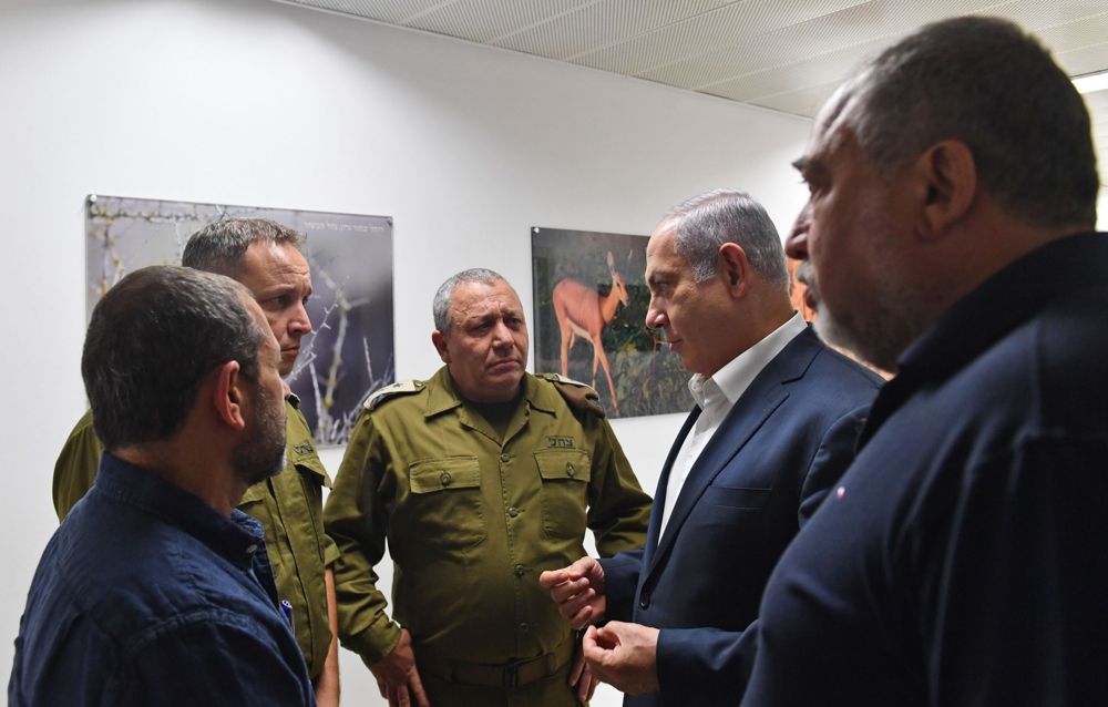 Desde la derecha, el Ministro de Defensa Avigdor Liberman, el Primer Ministro Benjamin Netanyahu, el Jefe de Gabinete de las FDI Gadi Eisenkot, el Secretario Militar del Primer Ministro Brig. General Eliezer Toledano, y el jefe del Shin Bet Nadav Argaman hablan durante una visita a la División de las FDI de Gaza el 17 de julio de 2018, en medio de un aumento de la violencia desde la Franja de Gaza. (Kobi Gideon / GPO)