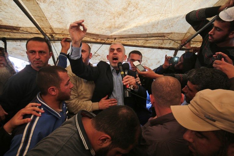 Yahya Sinwar, líder de Hamás en la Franja de Gaza, habla durante una manifestación violenta al este de Khan Younis, en el sur de la Franja de Gaza el 6 de abril de 2018. (AFP / Said Khatib)