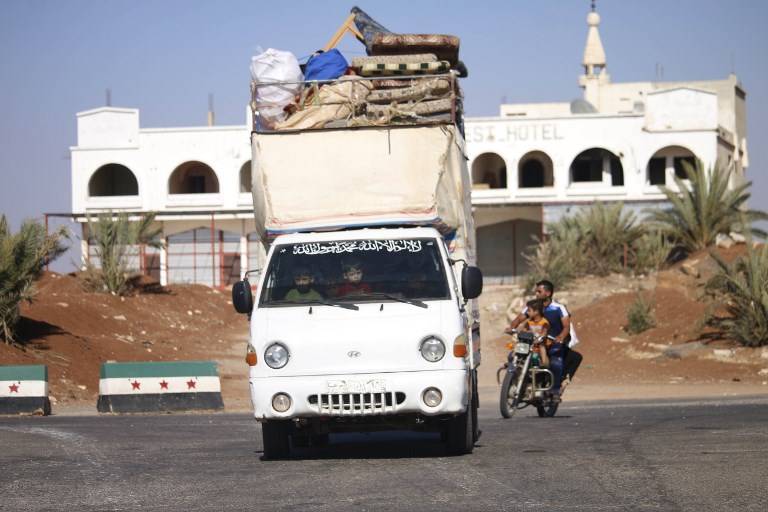 Los sirios regresan a sus hogares en las ciudades y pueblos situados en las afueras del este de Daraa el 6 de junio de 2018. (AFP PHOTO / Mohamad ABAZEED)