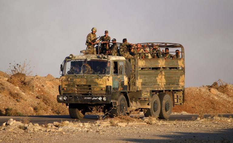 Soldados del gobierno sirio viajan en un camión del ejército cerca del cruce fronterizo de Nassib con Jordania en la provincia sureña de Daraa el 6 de julio de 2018, después de que recuperaron el control de las fuerzas rebeldes. (AFP PHOTO / Mohamad ABAZEED)