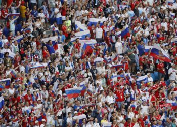 Federación de futbol de Rusia multada por la FIFA bandera neonazi