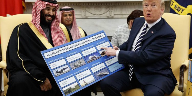 El presidente de Estados Unidos, Donald Trump, muestra un gráfico que destaca las ventas de armas a Arabia Saudita durante una reunión con el príncipe heredero saudí Mohammed bin Salman en la Oficina Oval de la Casa Blanca, el 20 de marzo de 2018, en Washington. (AP Photo / Evan Vucci)