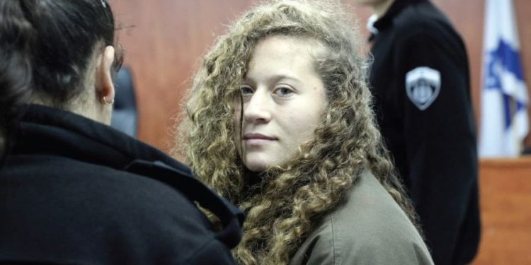 Violenta joven árabe Ahed Tamimi saldrá de la cárcel el domingo