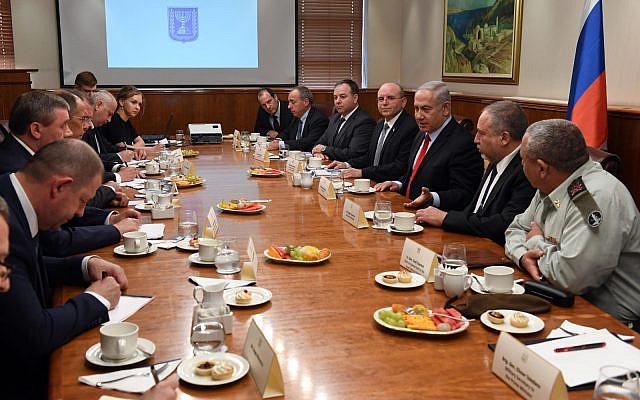 El primer ministro Netanyahu recibe a una importante delegación rusa encabezada por el ministro de Asuntos Exteriores de Rusia, Serguéi Lavrov, en la oficina del primer ministro en Jerusalén, el 23 de julio (Haim Zach / GPO)