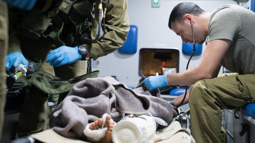 Los médicos del ejército israelí brindan atención a un sirio nacional herido, que fue llevado a Israel para recibir tratamiento médico el 29 de junio de 2018. (Fuerzas de Defensa de Israel)