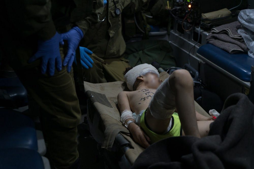 Los médicos del ejército israelí brindan atención a un niño sirio herido, que fue llevado a Israel para recibir tratamiento médico el 29 de junio de 2018. (Fuerzas de Defensa de Israel)