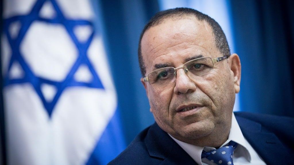 El ministro de comunicaciones, Ayoub Kara, habla en una conferencia de prensa sobre la decisión del Ministerio de Comunicaciones de cerrar la oficina de Al Jazeera en Jerusalén el 6 de agosto de 2017. (Yonatan Sindel / Flash 90)
