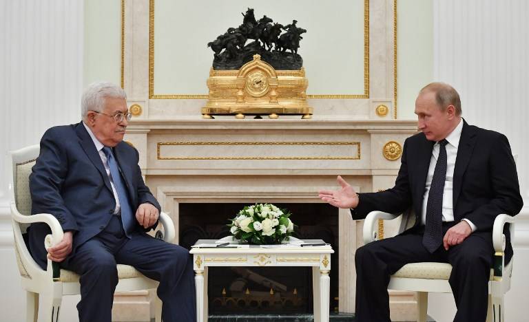 El presidente de la Autoridad Palestina, Mahmoud Abbas, habla con el presidente ruso, Vladimir Putin, durante su reunión en el Kremlin en Moscú el 14 de julio de 2018. (AFP PHOTO / Yuri KADOBNOV)