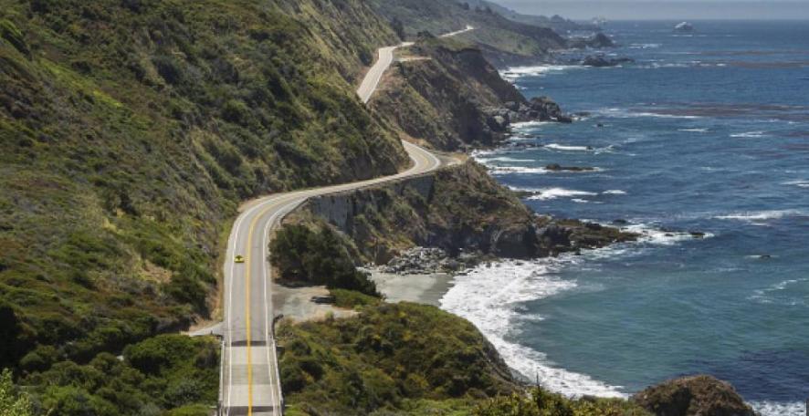 En uno de estos acantilados al borde de la carretera 1 en el parque de Big Sur, California, se despeñó más de 200 pies el auto de la joven.