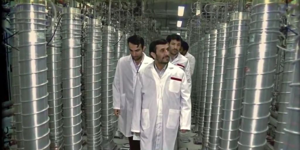 El entonces presidente iraní, Ahmadinejad, visita Natanz en 2008 (pantalla de Zero Days)