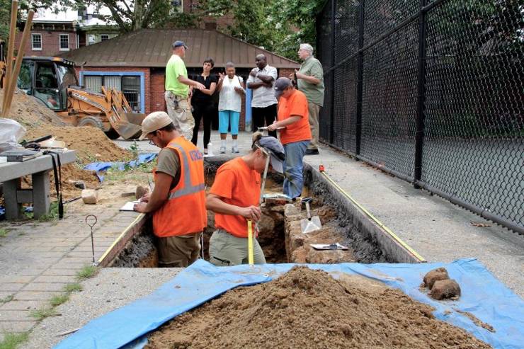 Arqueólogos completan la excavación de la iglesia Mother Bethel debajo del parque infantil en la calle Queen