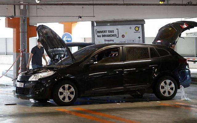 Esta foto tomada el 1 de julio de 2018 en Aulnay-sous-Bois, al norte de París, muestra un automóvil abandonado por el ladrón armado francés Redoine Faid en el estacionamiento de un centro comercial O'Parinor después de su escape a bordo de un helicóptero desde una prisión en Reau. (AFP PHOTO / GEOFFROY VAN DER HASSELT)