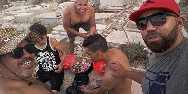 Policía tunecina arresta 6 hombres por parrilladas fotografiadas en cementerio judío