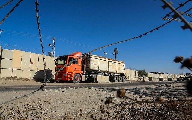 Camiones palestinos vistos en el cruce de Kerem Shalom, el principal punto de paso para los bienes que ingresan a Gaza desde Israel, el 9 de julio de 2018. (Abed Rahim Khatib / Flash 90)