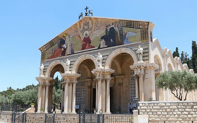 El deslumbrante frente de la Iglesia de todas las naciones, leones a la derecha (Shmuel Bar-Am)