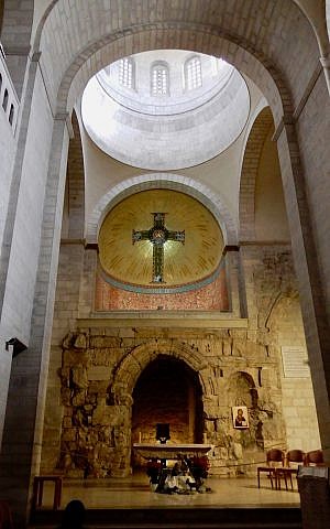 Los grupos que vienen a visitar el Lithostrotos (pavimentación romana) y la arqueología a veces tienen oraciones en la capilla de Ecce Homo, en la foto aquí el 3 de enero de 2018. (Melanie Lidman / Times of Israel)