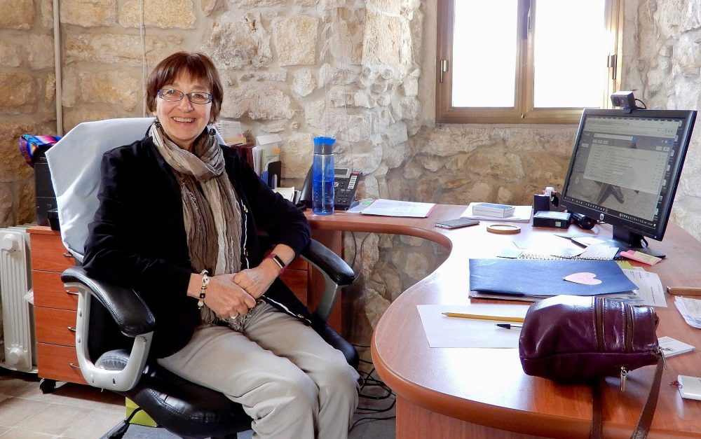 Sor Margaret Zdunich, directora del Centro Ecce Homo para la Formación Bíblica, en su escritorio el 20 de marzo de 2018. (Melanie Lidman / Times of Israel)