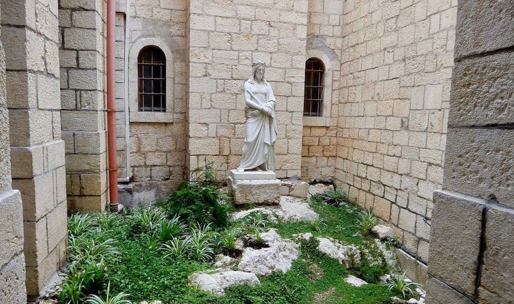 Un espacio tranquilo para la oración y la reflexión el 3 de enero de 2018, en la casa y convento de peregrinos Ecce Homo, que se encuentra dentro del bullicio del barrio musulmán de la Ciudad Vieja. (Melanie Lidman / Times of Israel)