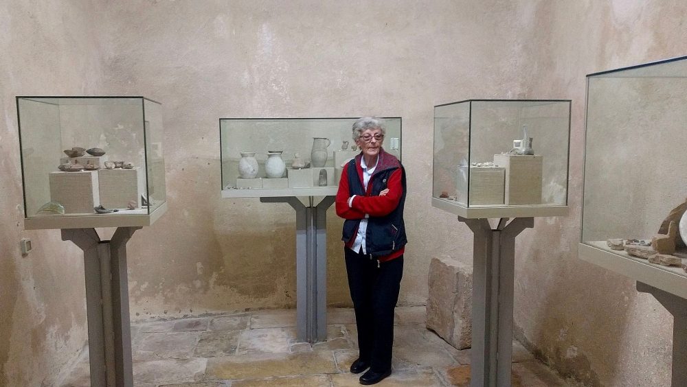 Sor Celia Martin, la asistente ejecutiva del Centro para la Formación Bíblica con vitrinas el 3 de enero de 2018, que muestra los descubrimientos arqueológicos descubiertos durante la preservación arqueológica de la casa de peregrinos Ecce Homo. (Melanie Lidman / Times of Israel)