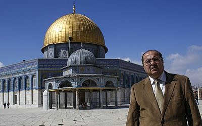 El MK árabe Ahmad Tibi se ve sobre el Monte del Templo en la Ciudad Vieja de Jerusalén el 25 de febrero de 2014. (Sliman Khader / Flash 90)