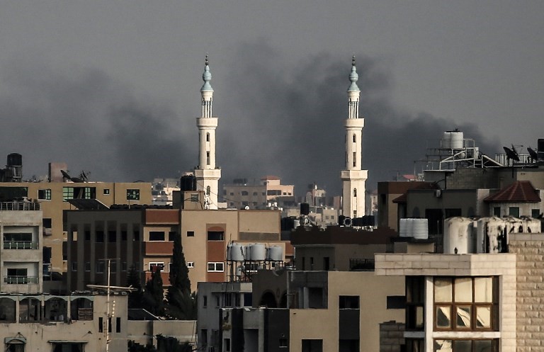 Una foto tomada el 20 de julio de 2018 muestra columnas de humo que se elevan después de un ataque israelí en la ciudad de Gaza. (AFP / Mahmud Hams)