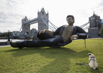 Enorme estatua del actor judíos Jeff Goldblum en Londres