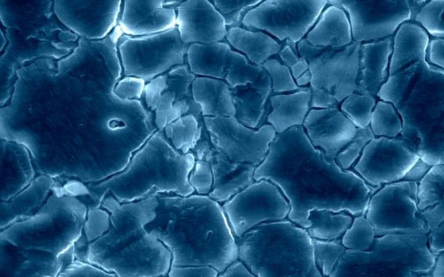 Una imagen microscópica de la piedra caliza de Jerusalén formada por pequeños cristales. (Crédito de la foto: Dr. Simon Emmanuel / Hebrew University