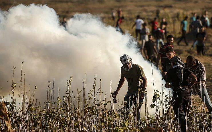 Islamistas palestinos participan en los enfrentamientos con las tropas israelíes a lo largo de la valla fronteriza entre Israel y la Franja de Gaza, al este de la ciudad de Gaza el 27 de julio de 2018. (AFP Photo / Mahmud Hams)