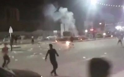 Un video grabado en redes sociales que muestra las protestas en la ciudad iraní de Khorramshahr, el 30 de junio de 2018. (captura de pantalla: Twitter / BBC)