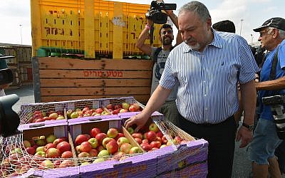 El defensor Minsiter Avigdor Liberman visita Kerem Shalom Crossing el 22 de julio de 2018. (Ariel Hermoni / Ministerio de Defensa)