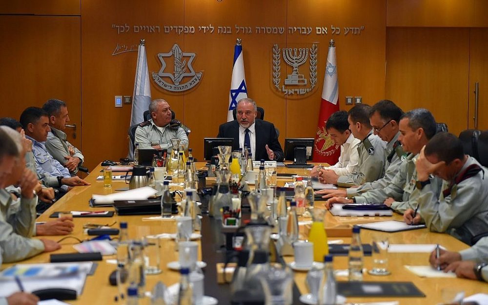 El ministro de Defensa, Avigdor Liberman, en el centro, se reúne con los principales generales de las FDI en la sede militar de Tel Aviv, el Kirya, el 23 de julio de 2018. (Ariel Hermoni / Ministerio de Defensa