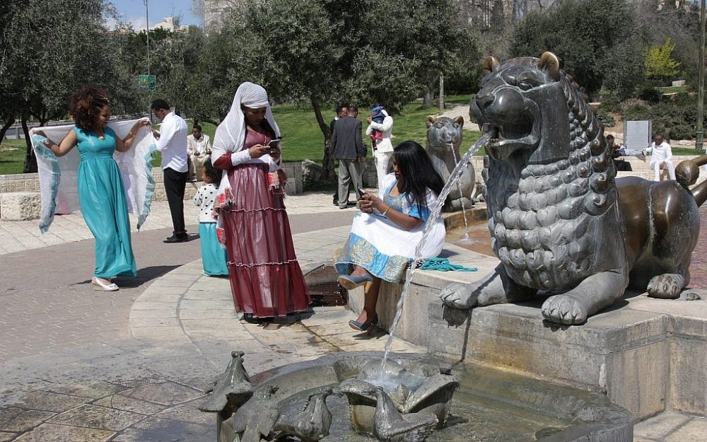 Disfrutando de la Fuente del León (Shmuel Bar-Am)
