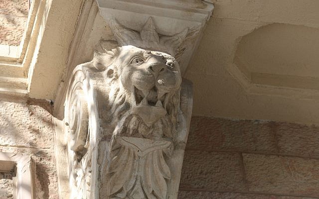 Mostrando apoyo donde Menachem Begin habló una vez, en el Jerusalén Hostel (Shmuel Bar-Am)
