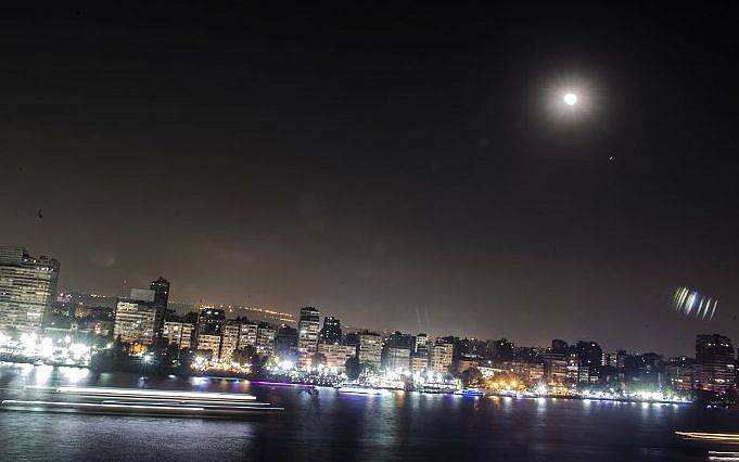 Esta imagen muestra el eclipse lunar en el cielo de la capital egipcia, El Cairo, el 27 de julio de 2018. (AFP / Khaled DeSouk)