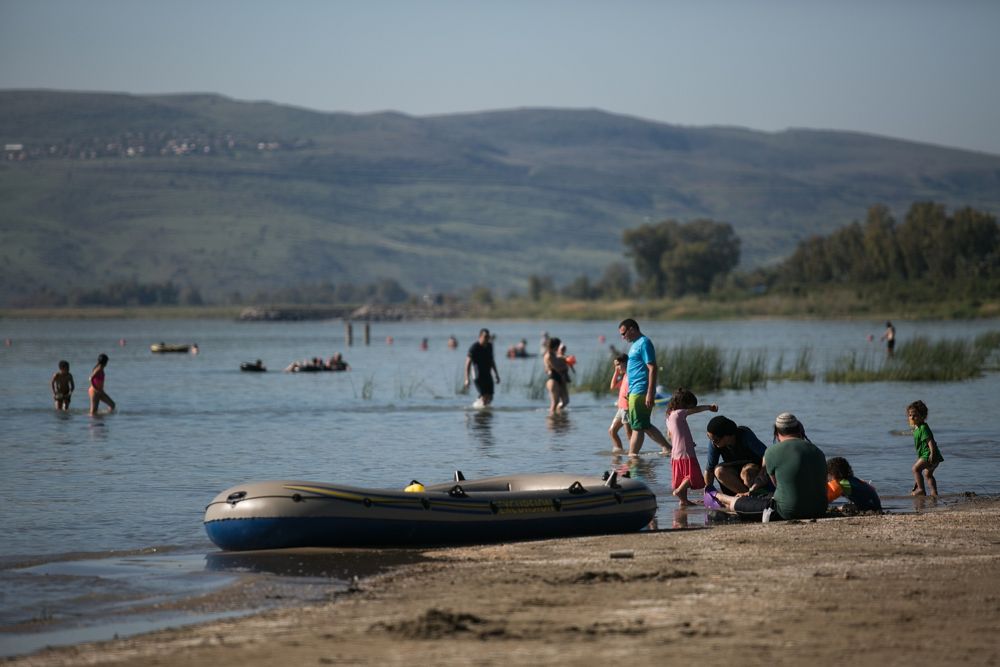 Los israelíes disfrutan de las playas del Mar de Galilea, en el norte de Israel, el 1 de abril de 2018. (Hadas Parush / Flash 90)