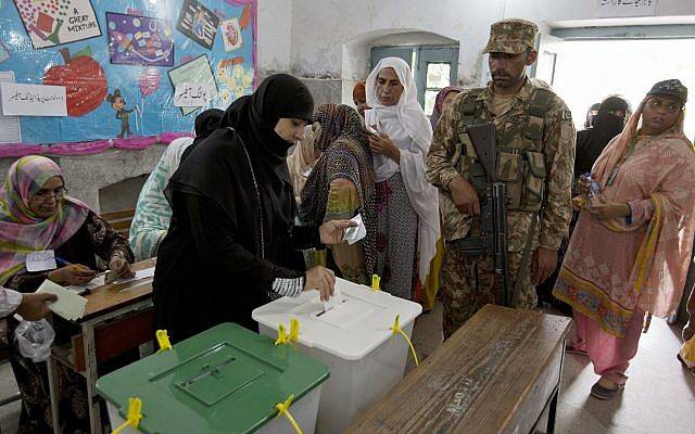 Una mujer emite su voto en una mesa de votación para las elecciones parlamentarias en Rawalpindi, Pakistán, el 25 de julio de 2018 (AP Photo / BK Bangash)