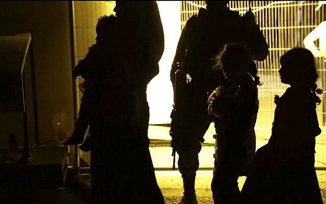 Esta imagen hecha a partir de un video publicado por las Fuerzas de Defensa de Israel el domingo 22 de julio de 2018 muestra a los soldados israelíes mientras miembros de la familia de los Cascos Blancos cargan los autobuses a Jordania. (Fuerzas de defensa israelíes a través de AP)