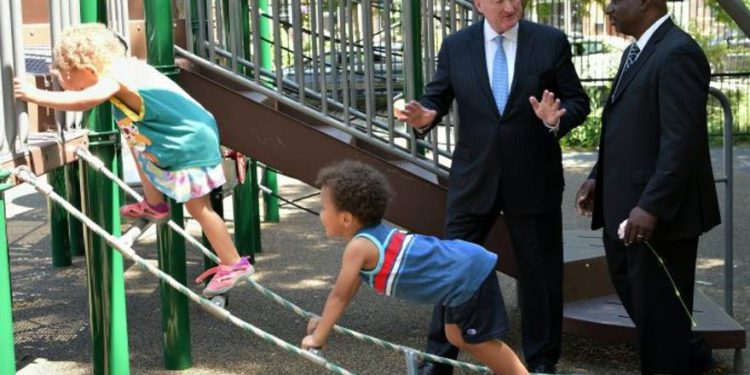 Descubren cementerio con restos de 5.000 afroamericanos debajo de parque infantil en Filadelfia