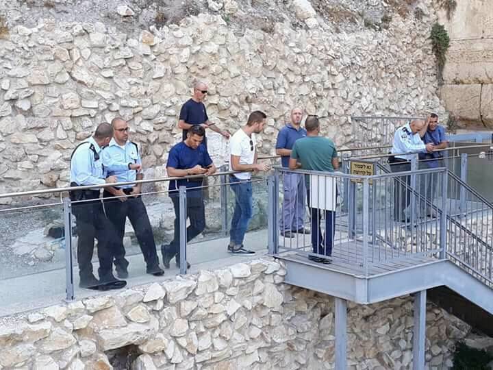 Un equipo de profesionales se despliega en la plataforma de oración igualitaria del Arco de Robinson al lado del Muro Occidental el 23 de julio de 2018, tras la caída de una piedra herodiana. (Cortesía del Movimiento Masorti / Rabino Valerie Stessin)