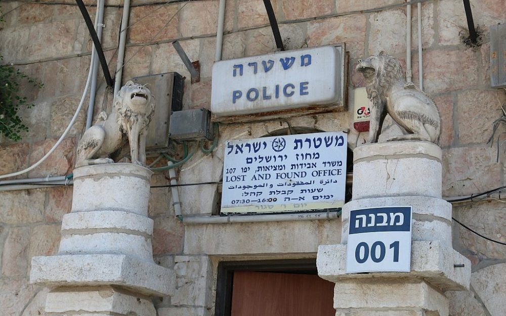 En guardia en la estación de policía; nota la mandíbula faltante del león a la derecha (Shmuel Bar-Am)